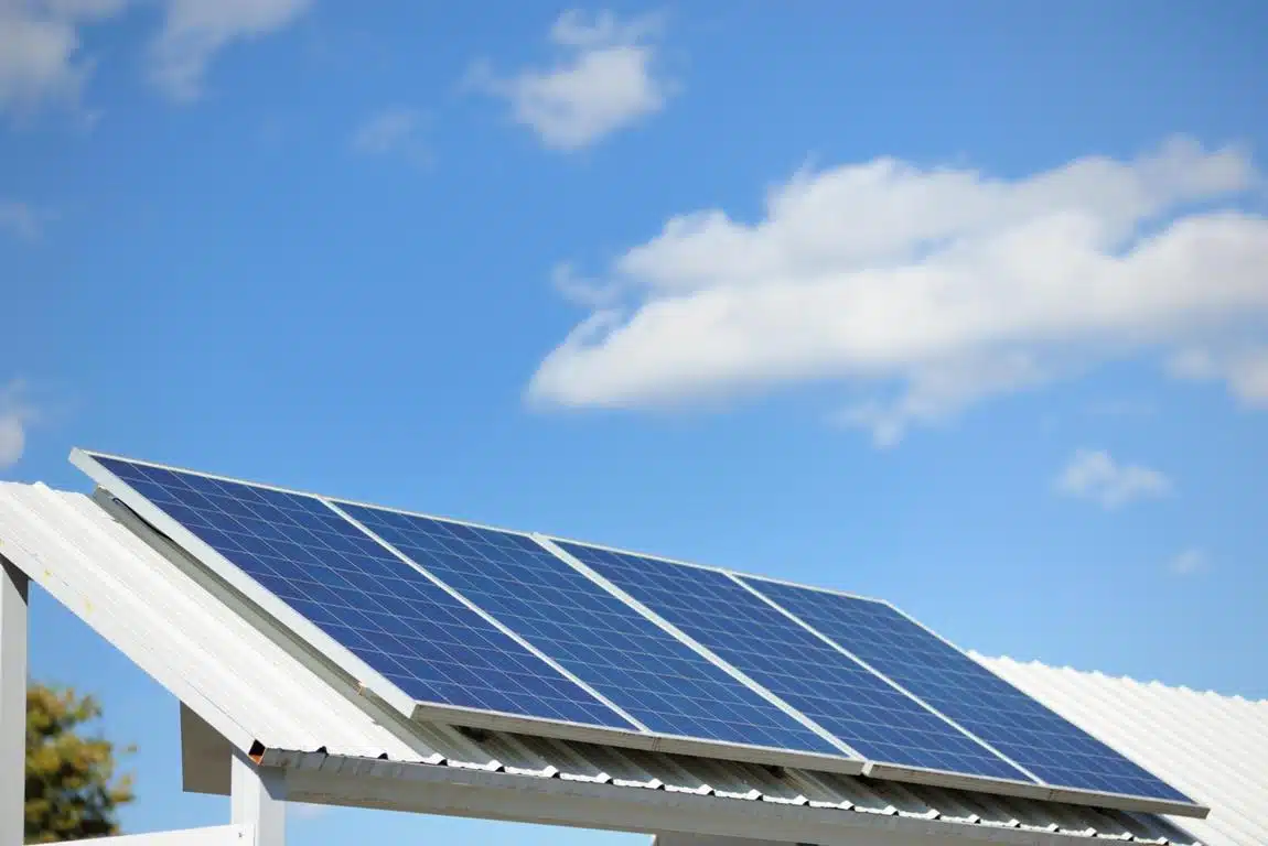 découvrez tout ce qu'il faut savoir sur les coûts des panneaux solaires : installation, entretien et économies d'énergie. informez-vous pour faire le meilleur choix pour votre projet d'énergie renouvelable.