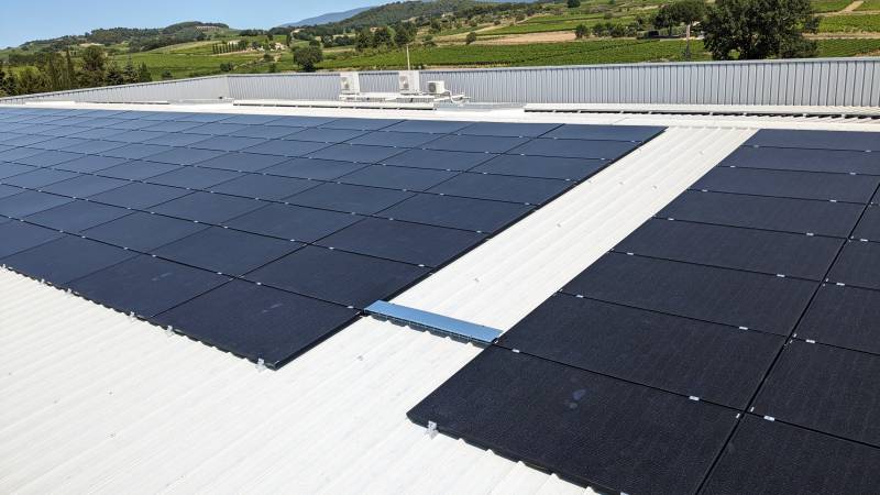 découvrez les avantages de l'investissement dans des panneaux photovoltaïques : une source d'énergie renouvelable, des économies sur vos factures d'électricité et une contribution à la protection de l'environnement. informez-vous sur les aides financières disponibles et comment maximiser votre rendement énergétique.