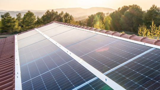 découvrez les prix des panneaux photovoltaïques et apprenez comment réaliser des économies sur votre facture d'électricité tout en contribuant à la transition énergétique. comparez les offres et trouvez la solution idéale pour votre maison.