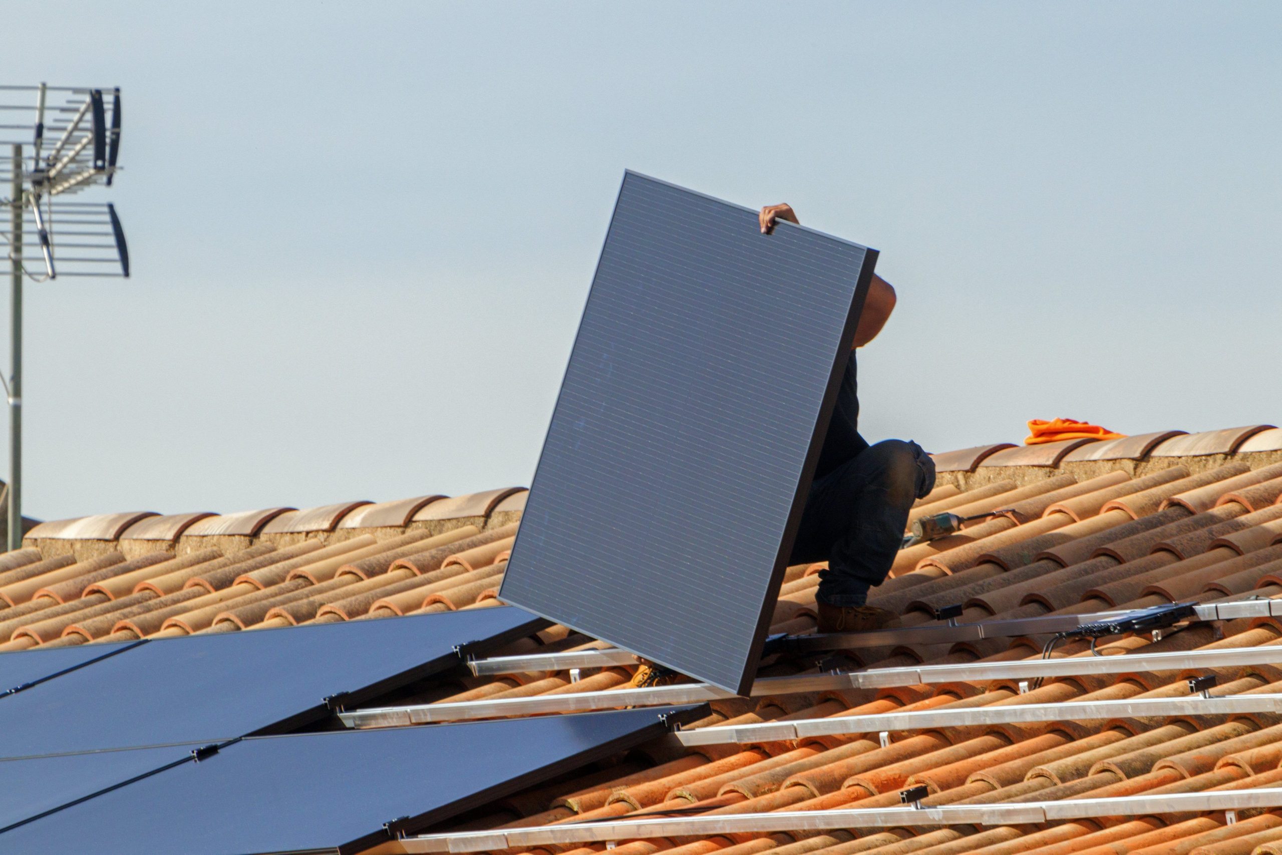 découvrez l'impact des panneaux photovoltaïques sur la santé humaine et environnementale. informez-vous sur les avantages et les précautions à prendre pour bénéficier d'une énergie solaire durable et sûre.