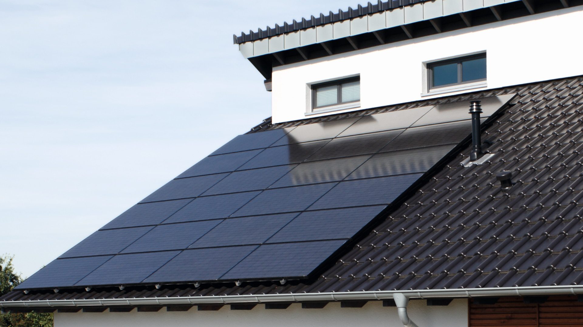 découvrez tout ce que vous devez savoir sur le coût des panneaux photovoltaïques, y compris les facteurs qui influencent leur prix, les économies potentielles et les subventions disponibles pour vous aider à investir dans l'énergie solaire.
