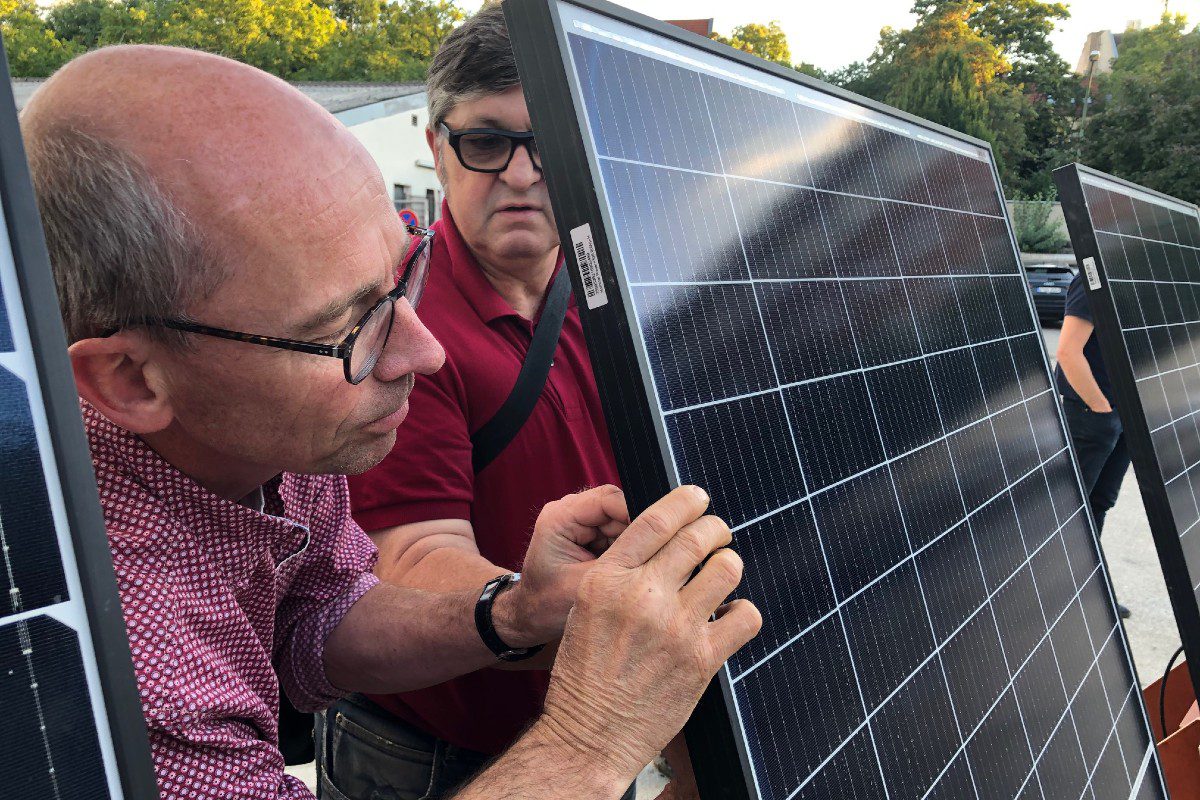 découvrez les prix des panneaux solaires pour balcon et transformez votre espace extérieur en une source d'énergie renouvelable efficace. comparez les options, évaluez les coûts et faites le choix idéal pour votre installation solaire.