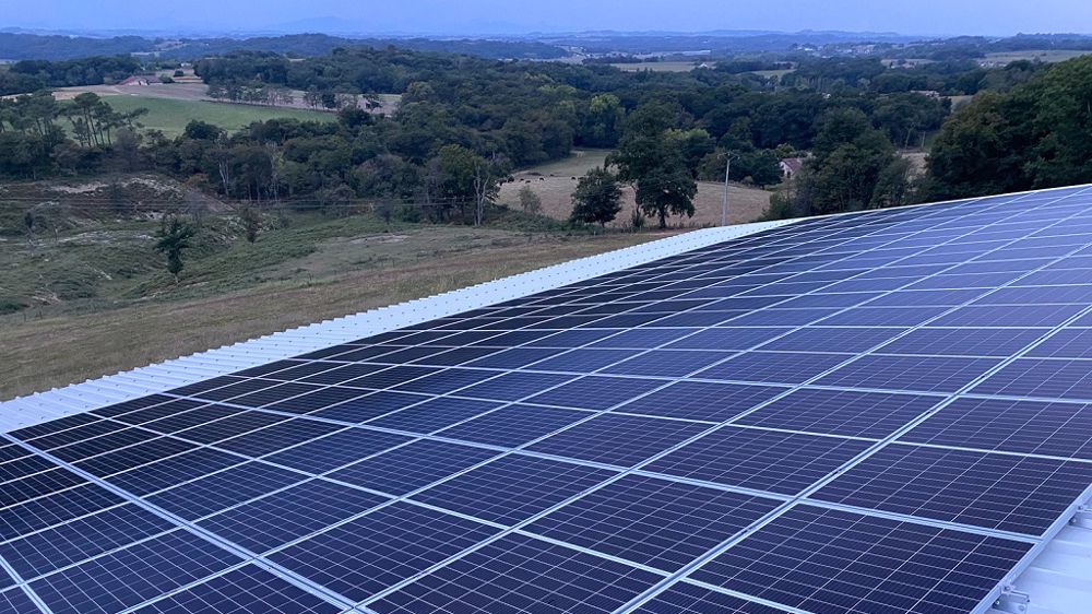 découvrez comment investir dans des panneaux photovoltaïques pour profiter des énergies renouvelables. maximisez votre rendement tout en contribuant à la protection de l'environnement, grâce à des solutions adaptées à vos besoins et des conseils d'experts.
