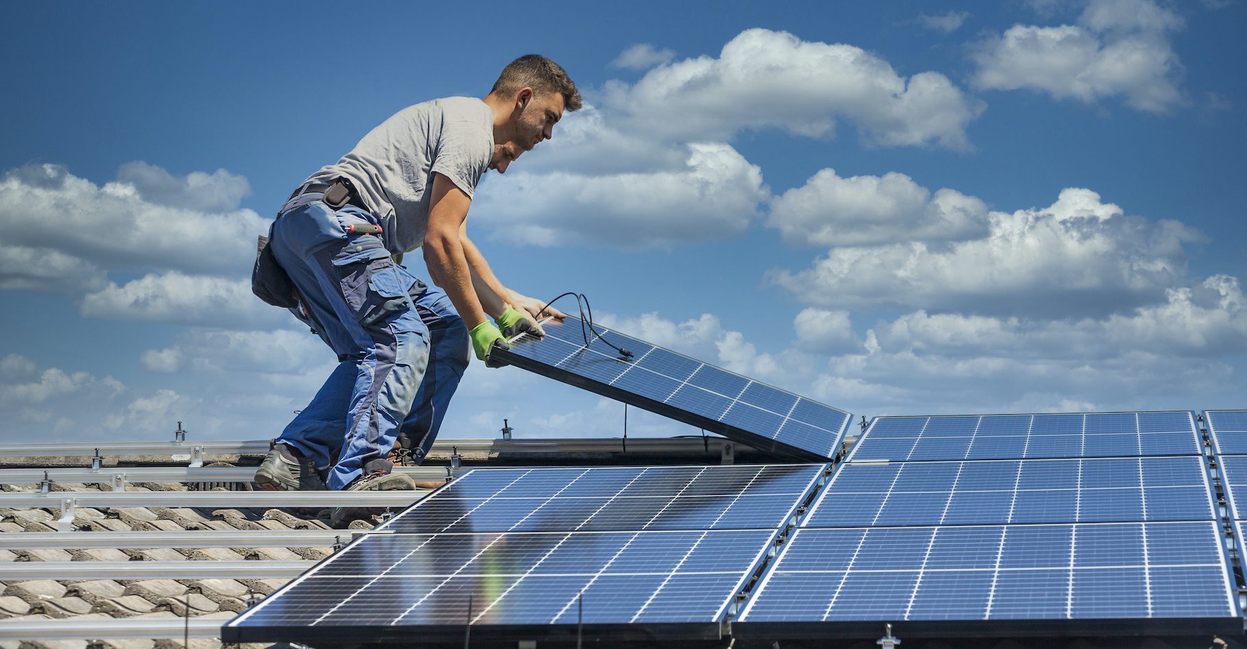 découvrez le coût des panneaux photovoltaïques et les facteurs influençant leur prix. informez-vous sur les économies d'énergie, les aides financières disponibles et les avantages d'investir dans l'énergie solaire pour votre maison.