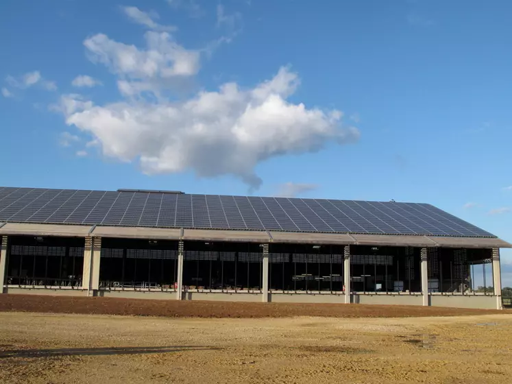 découvrez les avantages de l'investissement photovoltaïque, une solution durable et rentable pour produire de l'énergie solaire. maximisez vos économies tout en contribuant à la transition énergétique avec des conseils d'experts et des informations sur les aides disponibles.