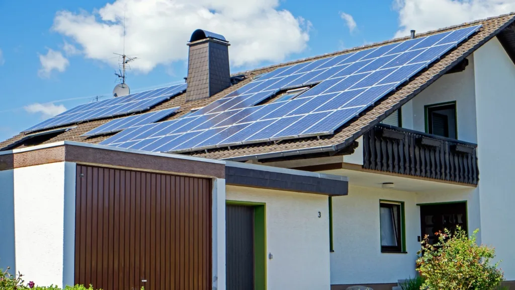 découvrez comment les prix des panneaux solaires peuvent devenir rentables pour votre foyer. informez-vous sur les économies d'énergie, les aides financières disponibles et les bénéfices écologiques d'une installation solaire.