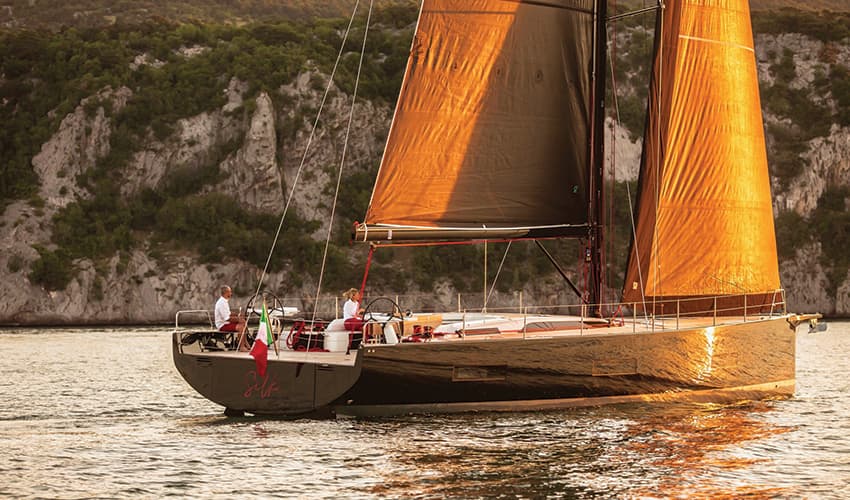 découvrez le solaris 56, un yacht alliant élégance moderne et performance. avec des lignes épurées et des finitions soignées, ce modèle représente le summum du luxe sur l'eau, offrant des expériences inoubliables pour les passionnés de navigation.