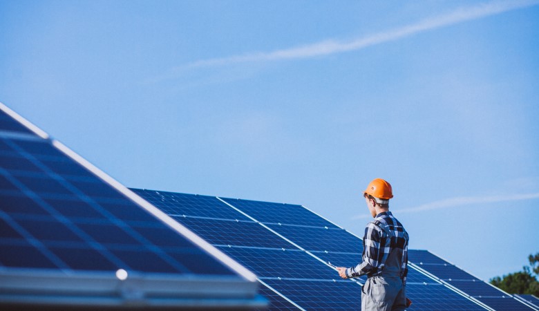 découvrez comment choisir le panneau solaire adapté à vos besoins énergétiques. comparez les différents types, marques et caractéristiques pour maximiser votre investissement tout en adoptant une énergie renouvelable.