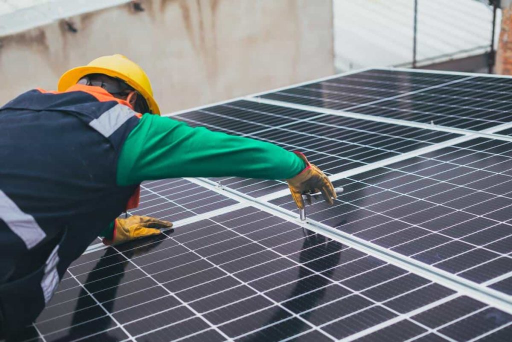 découvrez tout ce qu'il faut savoir sur le coût des panneaux photovoltaïques. analysez les prix d'achat, les coûts d'installation et les aides disponibles pour optimiser votre investissement en énergie solaire.