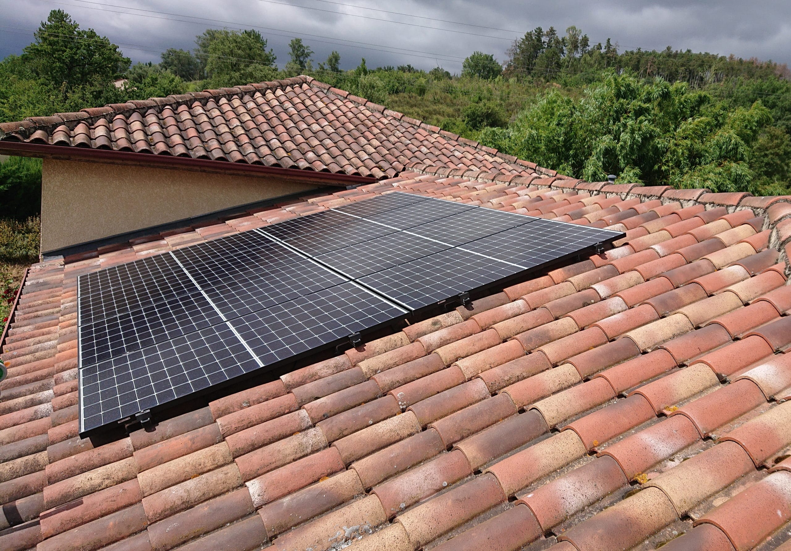 découvrez les prix des panneaux solaires pour une superficie de 300m2. informez-vous sur les coûts d'installation, les aides financières disponibles et les économies d'énergie réalisables grâce à une installation solaire adaptée à votre maison.