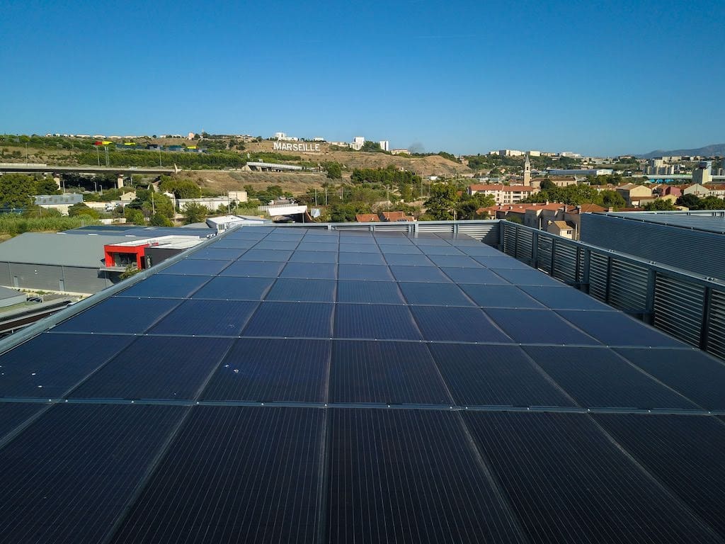 découvrez comment optimiser votre investissement avec notre guide sur le budget des panneaux photovoltaïques. analysez les coûts, les aides financières et les retours sur investissement pour rendre votre projet solaire accessible et rentable.