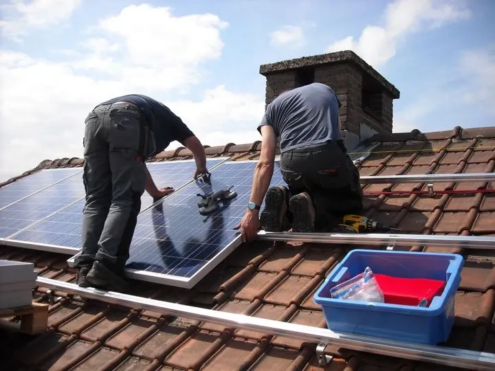 découvrez comment choisir le bon panneau photovoltaïque pour vos besoins énergétiques. comparez les types, les rendements et les prix pour maximiser votre investissement durable et réduire votre empreinte carbone.