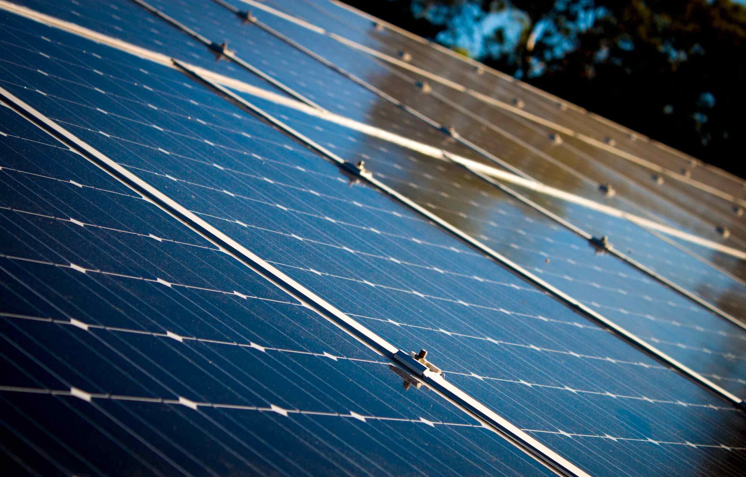 découvrez les coûts d'installation des panneaux solaires, incluant les facteurs influençant le prix, les avantages financiers à long terme et les aides disponibles pour rendre votre projet plus abordable.