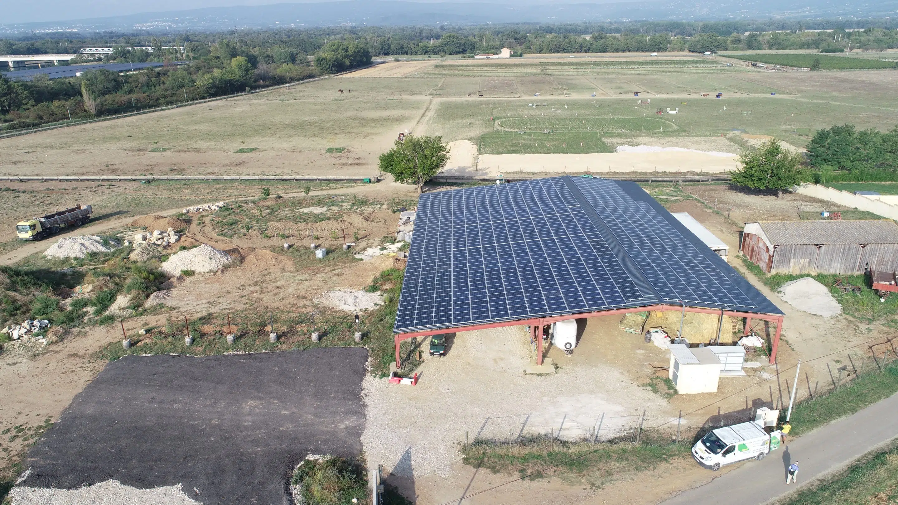 découvrez comment bénéficier d'un hangar photovoltaïque gratuit pour produire votre propre énergie renouvelable. profitez d'une solution durable et économique qui réduit vos factures d'électricité tout en contribuant à la protection de l'environnement.