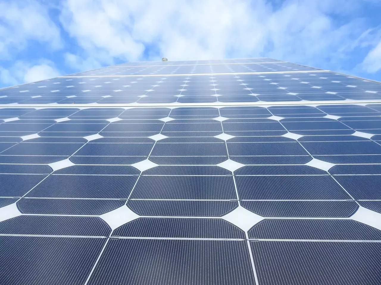 découvrez les avantages d'investir dans des panneaux solaires : économies d'énergie, valorisation de votre propriété et contribution à la protection de l'environnement. informez-vous sur les différentes options et incitations financières disponibles.