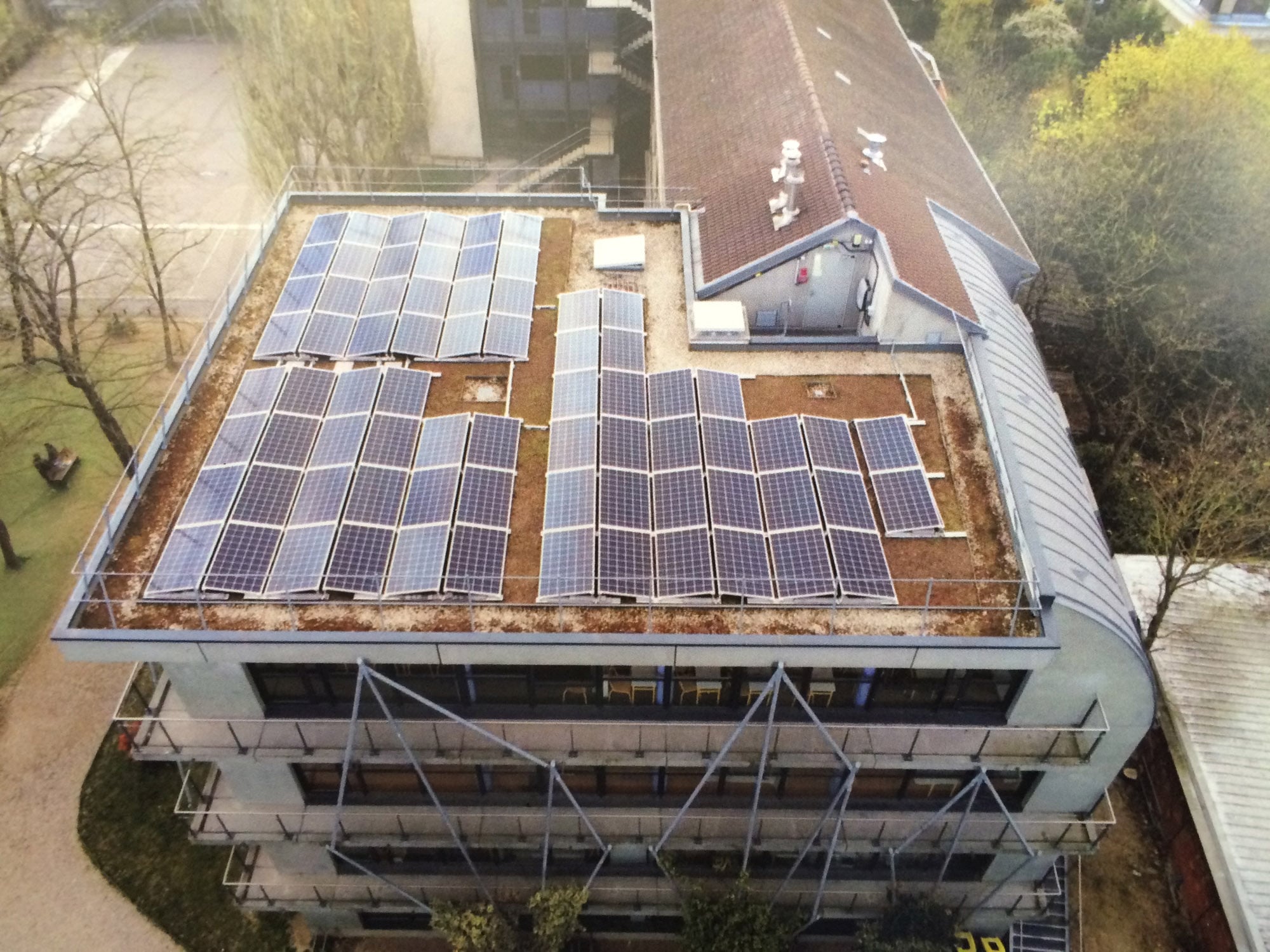 découvrez les avantages des verrières photovoltaïques, une solution innovante alliant lumière naturelle et production d'énergie renouvelable. optez pour une installation esthétique et écologique qui réduit vos coûts d'électricité tout en améliorant le confort de votre espace.