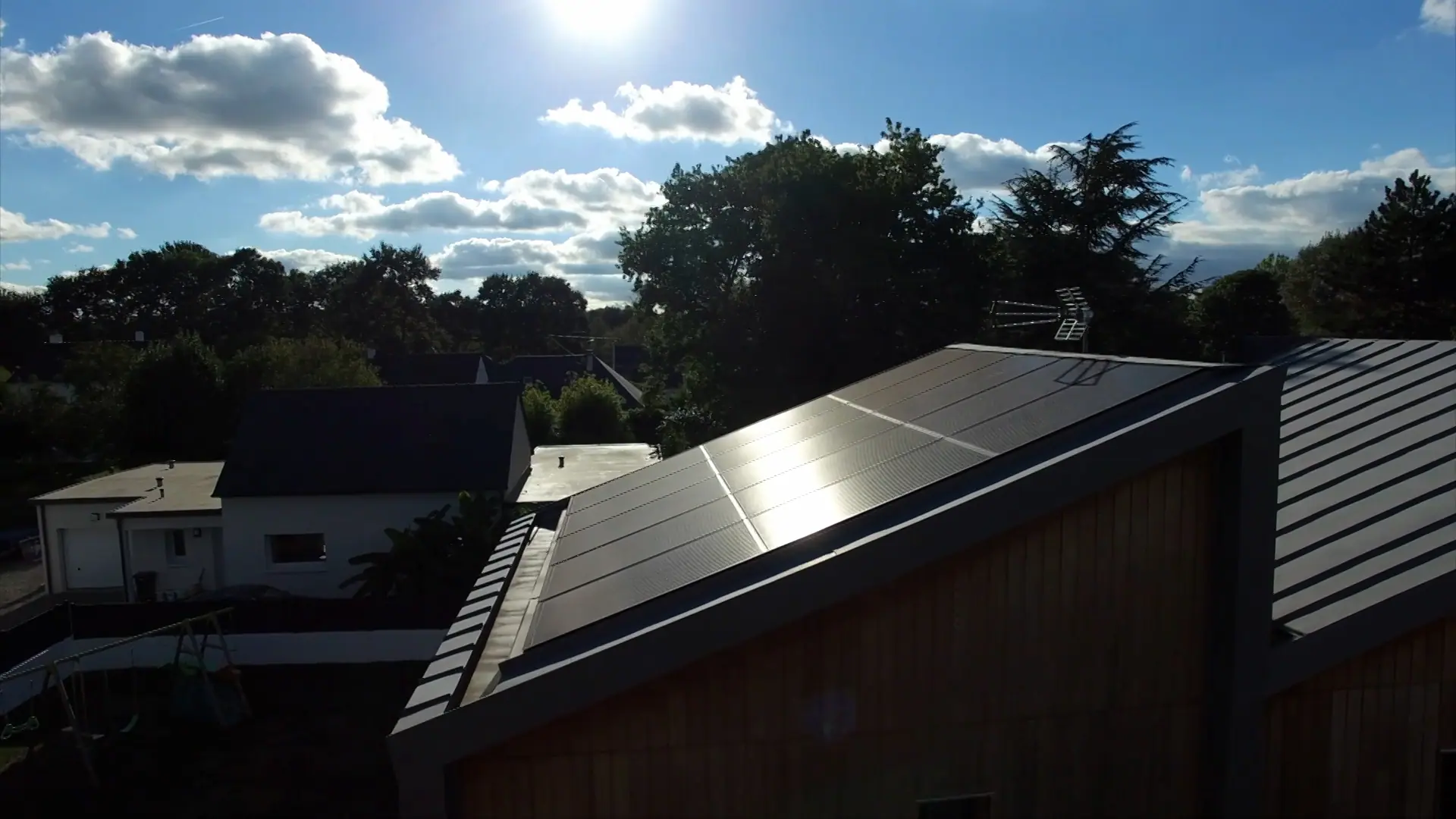 découvrez le coût d'installation d'une toiture photovoltaïque de 9 kw. informez-vous sur les tarifs estimés, les aides financières disponibles et les économies d'énergie possibles grâce à votre système solaire.