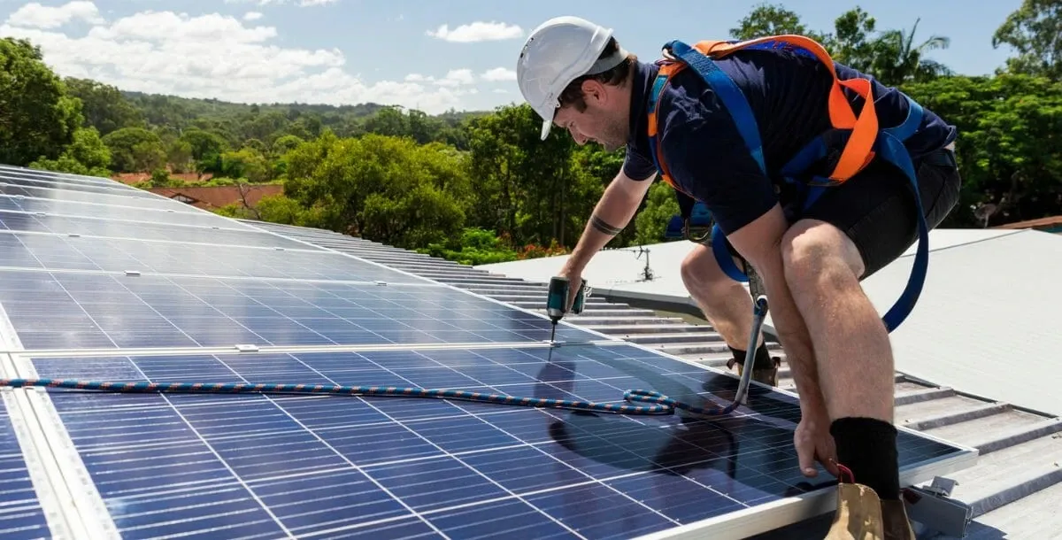 découvrez comment installer des panneaux solaires facilement et efficacement. suivez notre guide étape par étape pour maximiser votre production d'énergie renouvelable et réduire vos factures d'électricité.