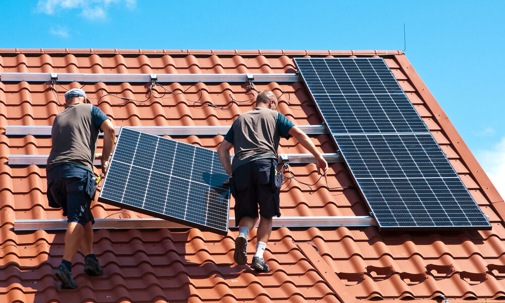 découvrez les secrets des panneaux solaires : comment fonctionnent-ils, leur installation, leurs avantages écologiques et économiques, et des astuces pour maximiser votre production d'énergie solaire.