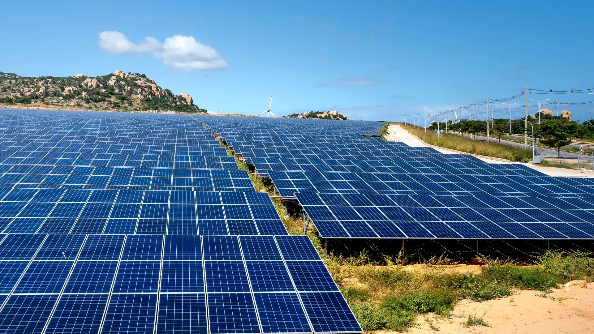 découvrez l'importance d'un panneau photovoltaïque essentiel pour la transition énergétique. découvrez ses avantages, son fonctionnement et comment il peut réduire vos factures d'électricité tout en contribuant à un avenir durable.
