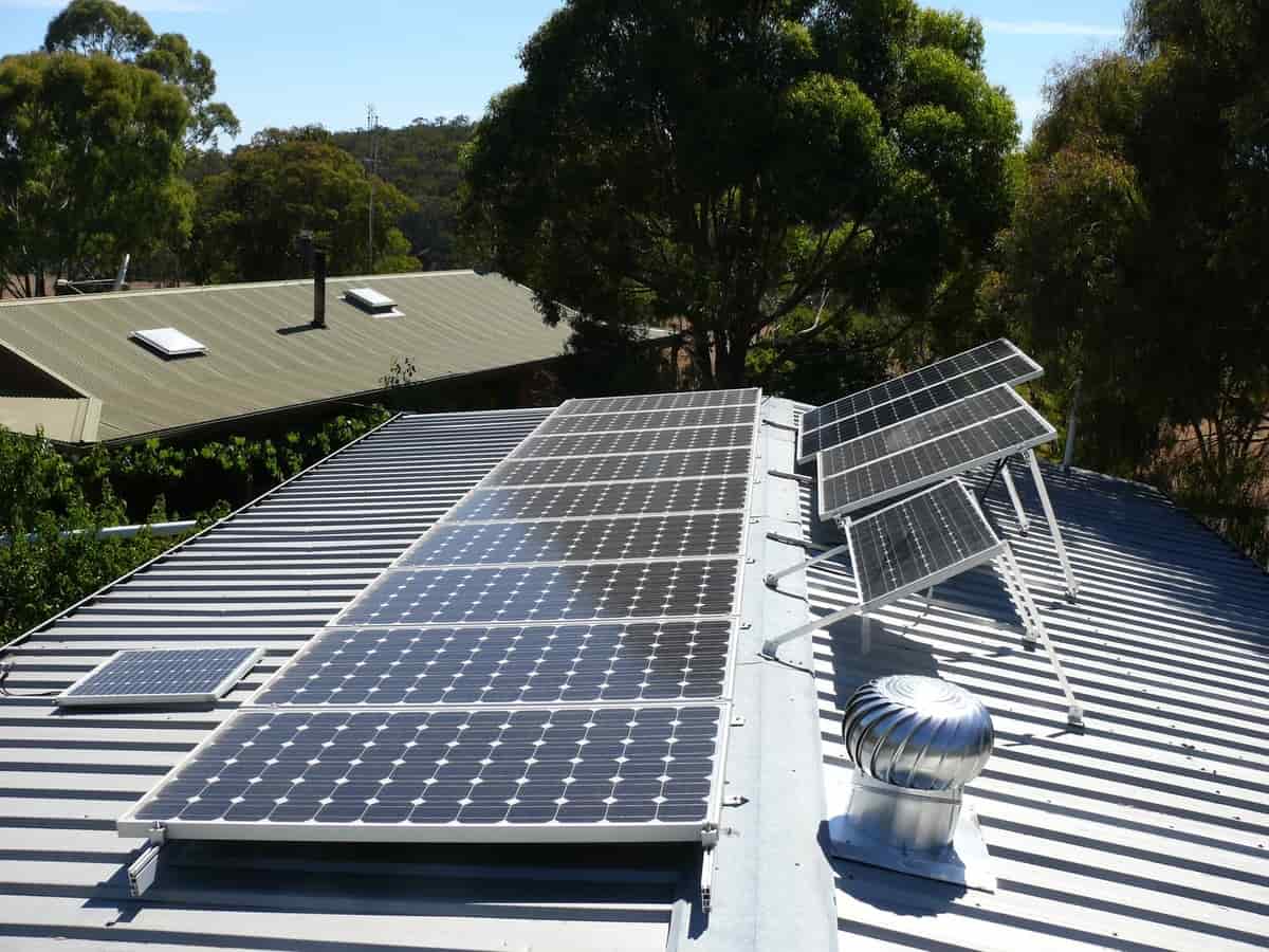 découvrez les prix des toitures solaires et comment elles peuvent transformez votre maison en une source d'énergie renouvelable. comparez les options, bénéficiez des subventions disponibles et optez pour une solution durable tout en maîtrisant votre budget.