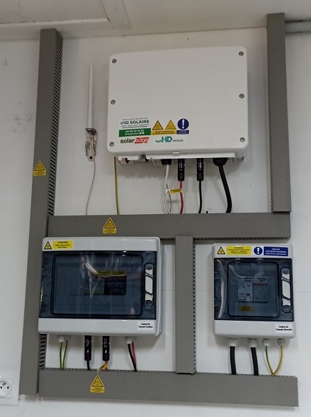 découvrez notre guide complet sur les onduleurs photovoltaïques, conçu pour vous aider à comprendre leur fonctionnement, choisir le modèle adapté à vos besoins et maximiser la production d'énergie solaire de votre installation.
